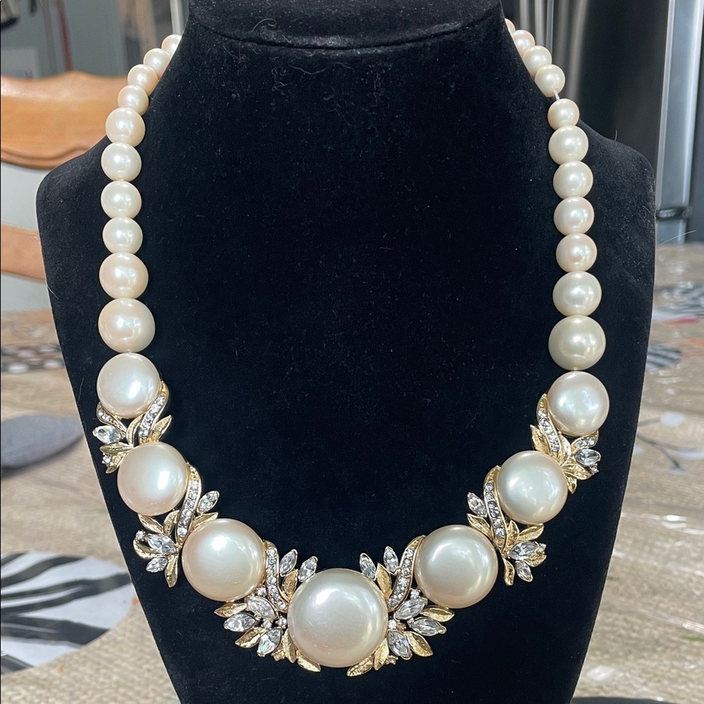 Vintage Trifari Rare  faux pearl goldtone Necklace